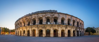 Vue en soirée des Arènes de Nîmes - Campings in Nîmes