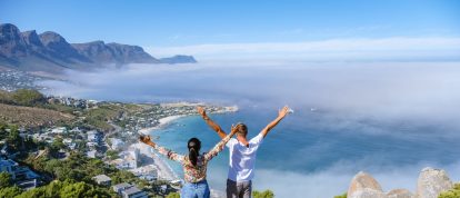 Un couple regarde la vue depuis le point de vue The Rock au Cap sur Campsbay - Campings dans le Cap Occidental