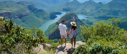 Un couple regarde une vue des trois rondavels et du canyon de la rivière Blyde en Afrique du Sud - Campings en Mpumalanga