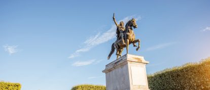 Gezicht op de boulevard Peyrou met het standbeeld van Louis in de stad Montpellier bij ochtendlicht, Occitanie - campings in Montpellier