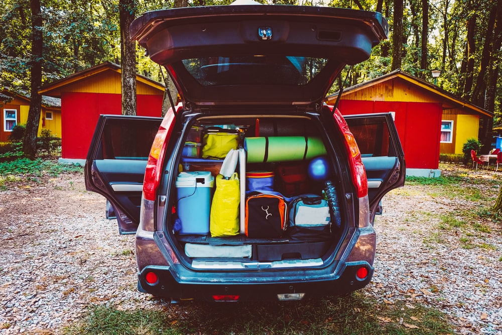 Kofferraum eines Autos übersichtlich gepackt mit Camping Equipment - Camping Checkliste