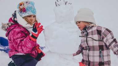bambini fanno un pupazzo di neve