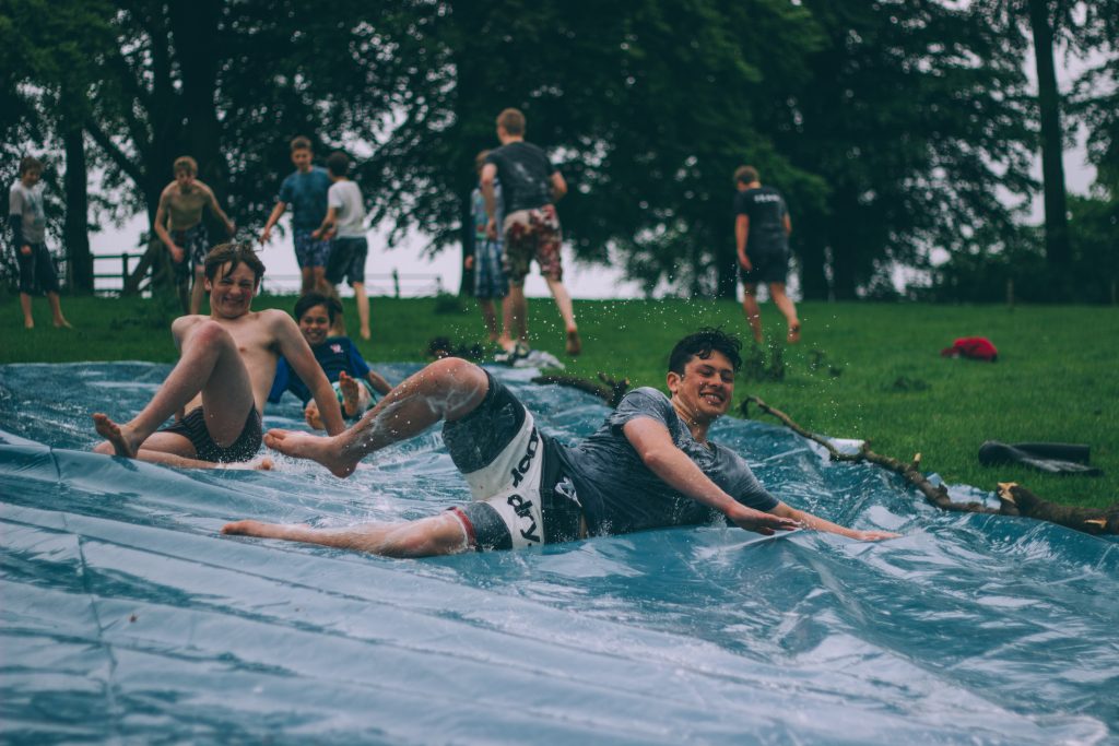 Partie de glissade en camping pour adolescents