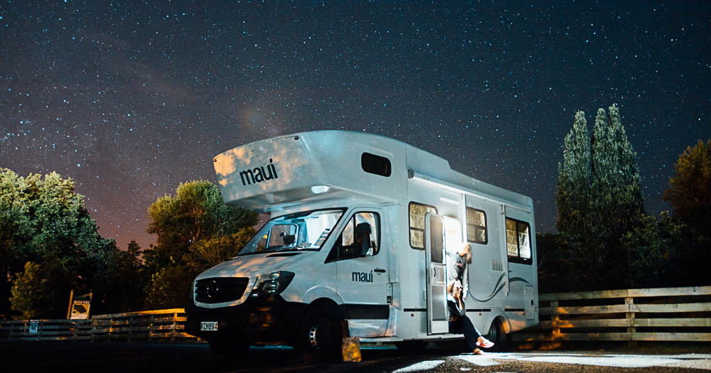 camper mansardato in un parcheggio in una notte stellata