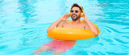 Uomo che ascolta la musica galleggiando in una piscina in vacanza - Campeggi a Arras