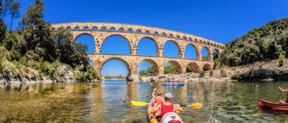Sport acquatici sotto il Pont du Gard, acquedotto romano, in Provenza - Campeggi a Avignone