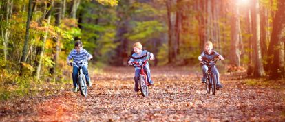 Ragazzi in bicicletta in un bosco - Campeggi a Saint-Lô