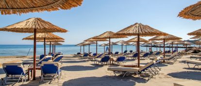 Sonnenschirme und Liegestühle am Sandstrand - Campingplätze in Ajaccio