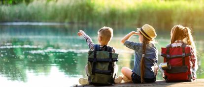 Kinder sitzen auf einem Steg am Fluss - Campingplätze in Chartres