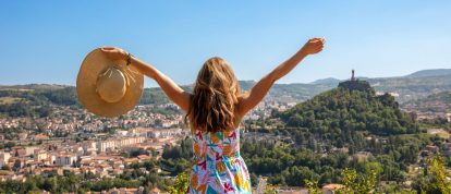Glückliche Frau mit Blick auf die Landschaft der Auvergne - Campingplätze in Le Puy