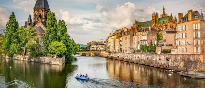 Blick auf den Fluss in der Stadt Metz, Frankreich, Mosel und Temple neuf - Campingplätze in Metz
