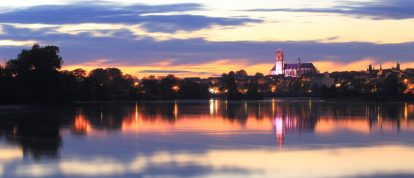 Die Kathedrale von Nevers und die beeindruckende Spiegelung der Loire bei Sonnenuntergang - Campingplätze in Nevers