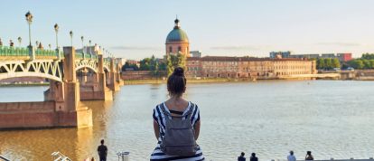 Frau im Urlaub, sitzend mit Blick auf den Fluss in Toulouse, Frankreich - Campingplätze in Toulouse