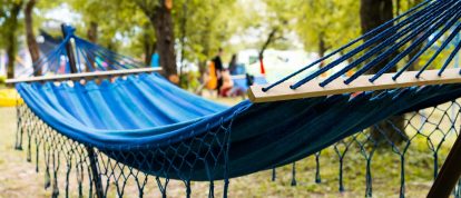 Hamacs suspendus parmi les arbres de la forêt - Campings à Bourges