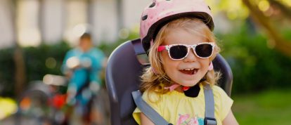 Jeune fille s'amusant lors d'une promenade en vélo avec sa famille - Campings à Vesoul