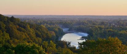 Aube panoramique colorée sur l'Allier à Monétay-sur-Allier - Campings à Vichy