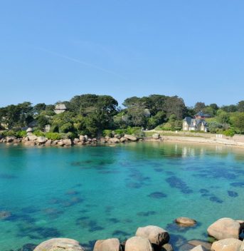 Belle plage de sable Saint-Guirec à Ploumanach - Campings en Bretagne
