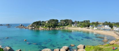 Belle plage de sable Saint-Guirec à Ploumanach - Campings en Bretagne