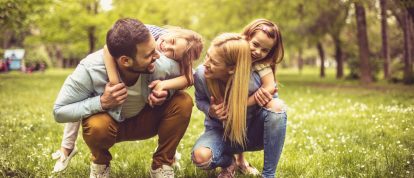 Ouders en twee kinderen spelen in een stadspark - Campings in Évry