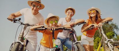 Gelukkige familie op vakantie met de fiets - campings in Moulins
