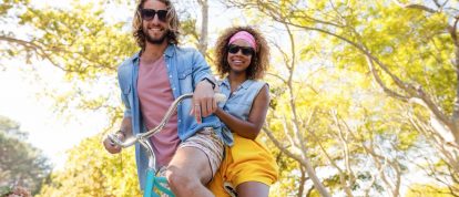 Coppia in bicicletta in un bellissimo parco verde - Campeggi a Nanterre