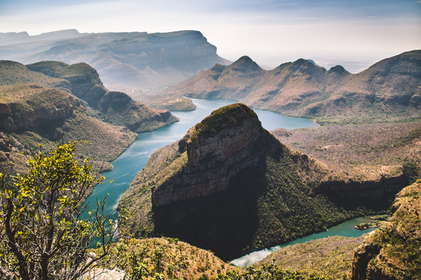 panorama dall'alto di una curva del fiume all'interno di un paesaggio montano