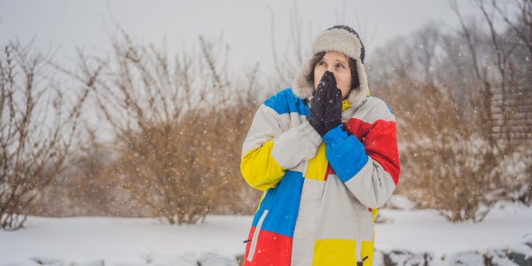 Un homme a froid sous la neige