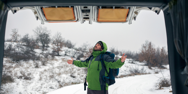 Un homme sous la neige pendant un voyage