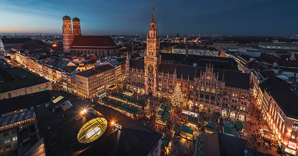 Blick von oben auf den weihnachtlich geschmückten Christkindlmarkt am Marienplatz, München, Deutschland