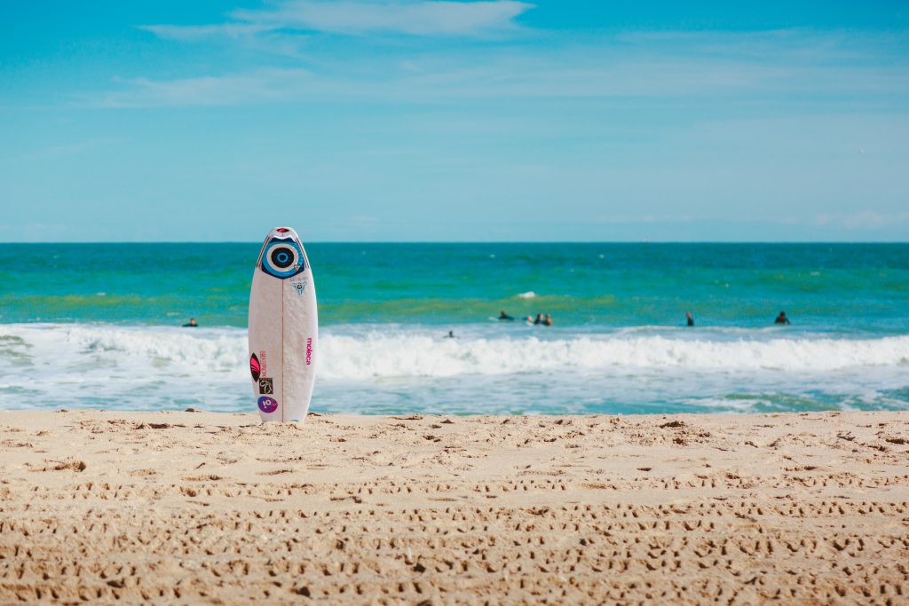 planche de surf sur la plage | surfboard on a beach