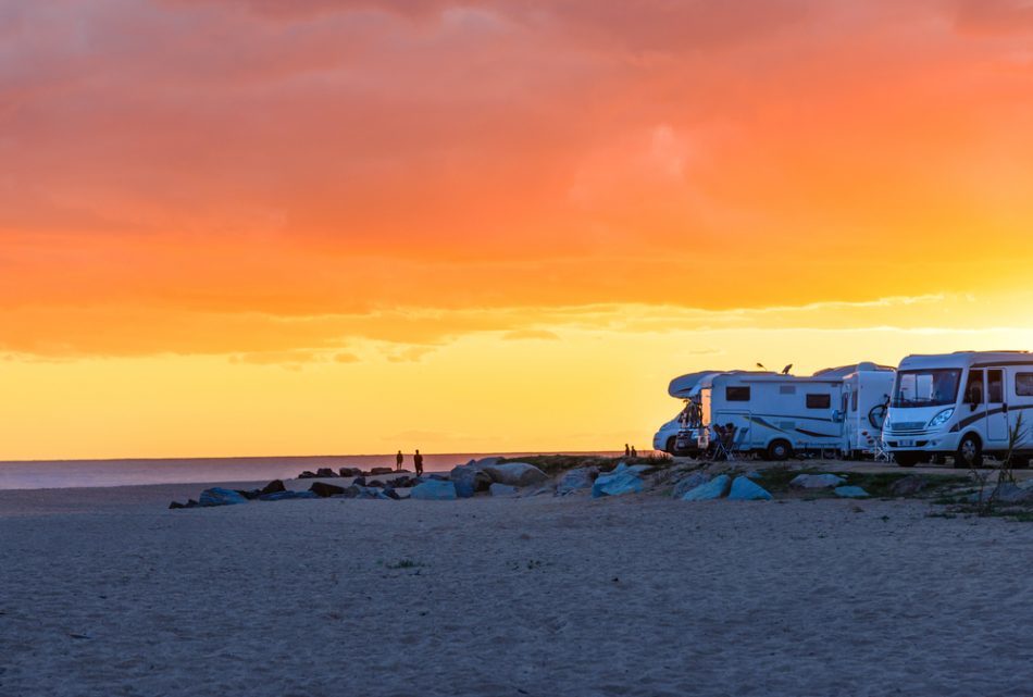 Wohnmobile am Strand in Landes bei Sonnenuntergang