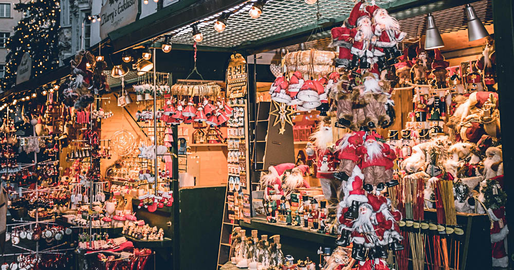 bancarella illuminata con babbi natale in vendita nel mercatino natalizio di innsbruck austria