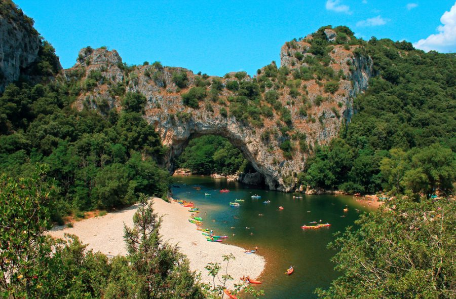 Blick auf Vallon-Pont-d'Arc mit Kajaks im Fluss, Ardèche, Frankreich