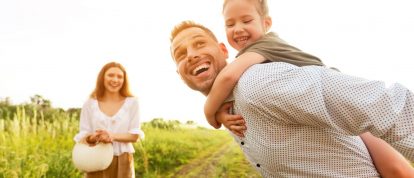 Famiglia che si diverte all'aria aperta durante una passeggiata tra i campi - Campeggi a Chaumont