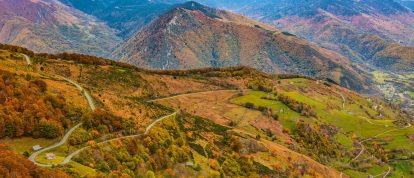 Una strada che si snoda tra i Pirenei in autunno - Campeggi a Pau