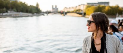 Jeune femme profitant du paysage lors d'une croisière sur la Seine - Campings à Melun