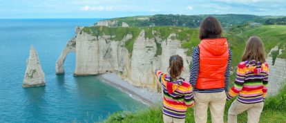 Familia de 3 en la costa cerca de Etretat, Normandía, Francia - Campings en Alta Normandía