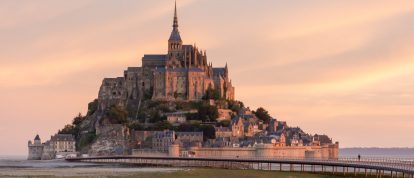 La emblemática isla del Monte Saint-Michel está coronada por una abadía medieval de aspecto mítico - Campings en Baja Normandía