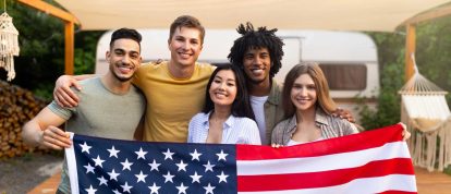 Familia feliz de vacaciones en camping en Estados Unidos - Campings en Estados Unidos