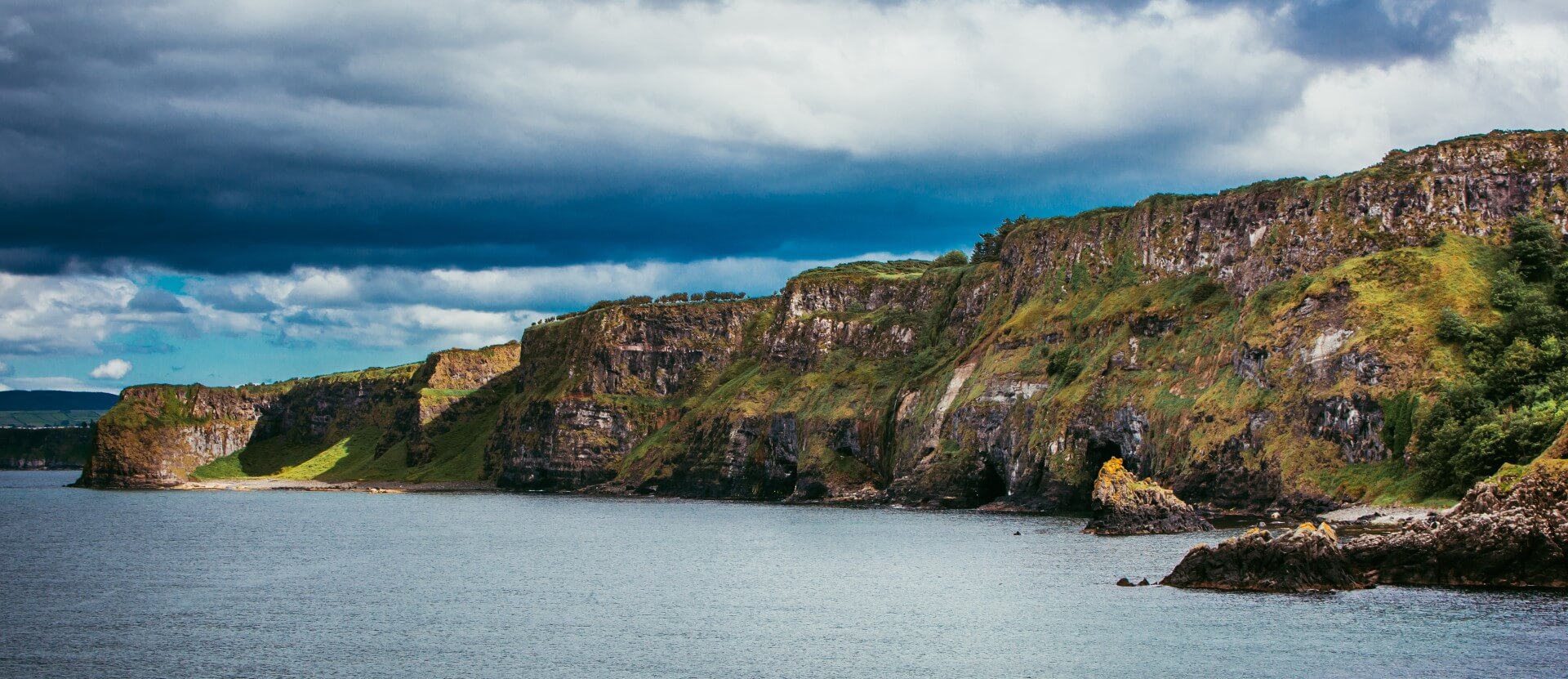 Vista de los bellos acantilados del castillo de Kinbane, Ballycastle Condado de Antrim - Campings en Irlanda del Norte