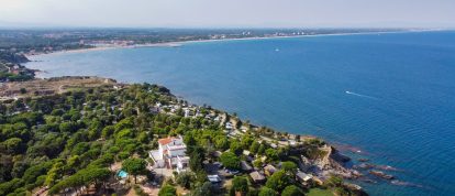 Vista aérea de la costa al sur de la playa de Argeles en el Mediterráneo en el sur de Francia - Campings en Languedoc-Roussillon