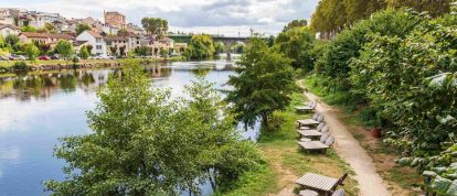 Tumbonas a orillas del río Vienne en Limoges, Lemosín, Nueva Aquitania, Francia - Campings en Lemosín