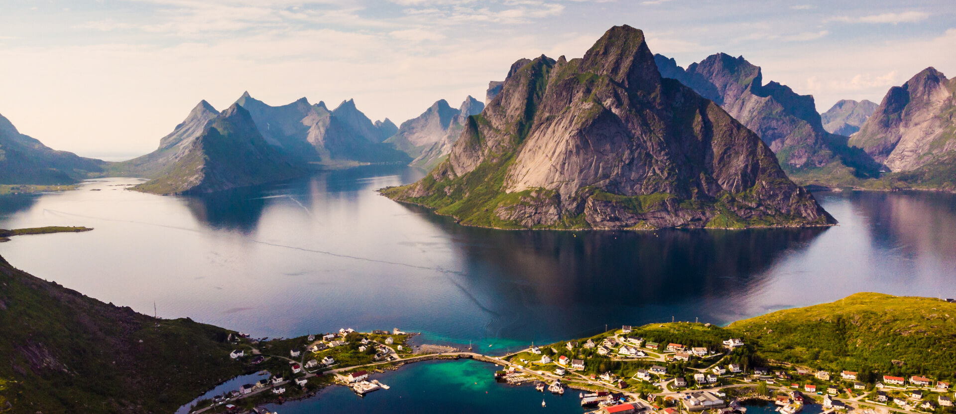 Paisaje de fiordos y montañas. Islas Lofoten Noruega - Campings en Noruega