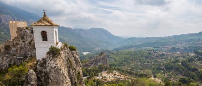 Vista de Guadalest Village y resevoir en Alicante - Campings en Valencia, España
