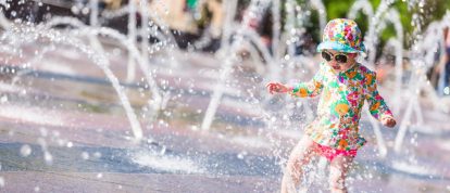 Kind speelt in een fontein - Campings in Bobigny