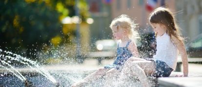 Twee meisjes spelen in een stadsfontein - Campings in Créteil