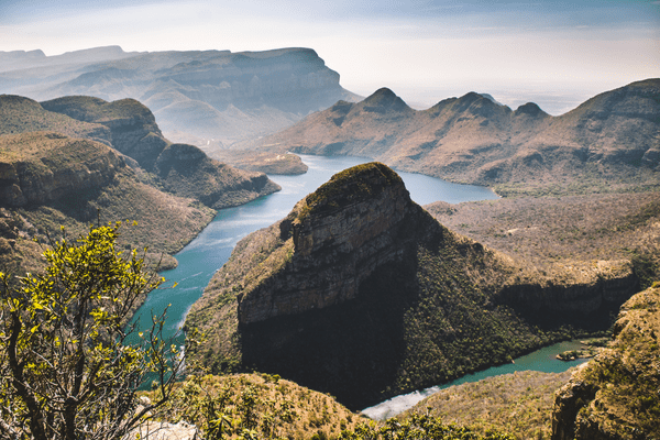Ansicht von oben auf Berge und Flüsse in Mpumalanga, Südafrika