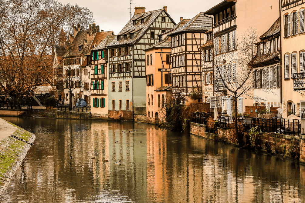Häuserfassade in Straßburg an einem Fluss im Winter