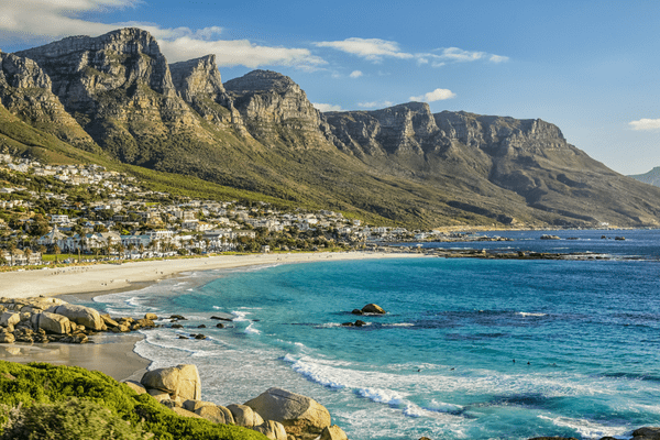 Küste und Strand von Kapstadt, im Hintergrund Berge, Westkap, Südafrika