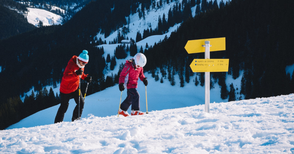 Père et fils faisant du ski en vacances